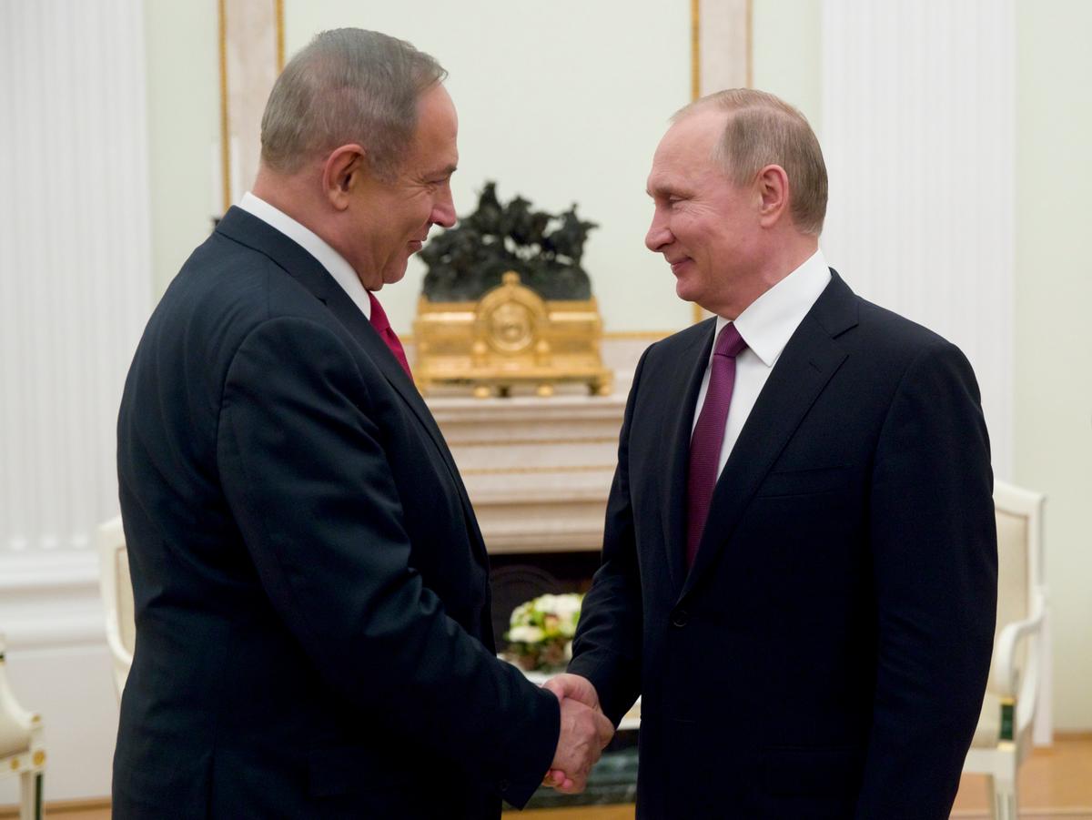 Russian President Vladimir Putin (R) shakes hands with Israeli Prime Minister Benjamin Netanyahu in Moscow, Russia on March 9, 2017. (AP Photo/Pavel Golovkin, pool)