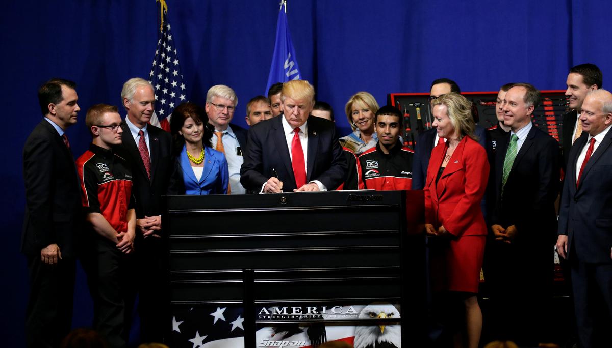 President Donald Trump signs the 'Buy American and Hire American' executive order during a visit to the world headquarters of Snap-On Inc, a tool manufacturer in Kenosha, Wis., on April 18, 2017. (REUTERS/Kevin Lamarque)