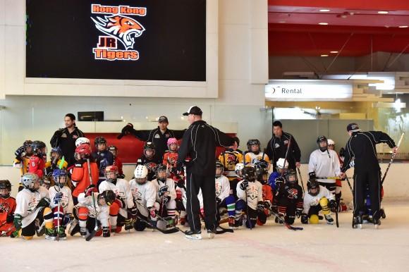 Brad Smyth instructing a group of Junior Tigers at the 2017 Easter Camp, at Elements Hong Kong. (Eddie So)