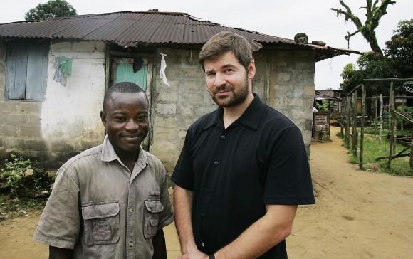 Joseph Duo with Chris Hondros at Duo's home in Monrovia on Oct. 5, 2005. (Getty Images)