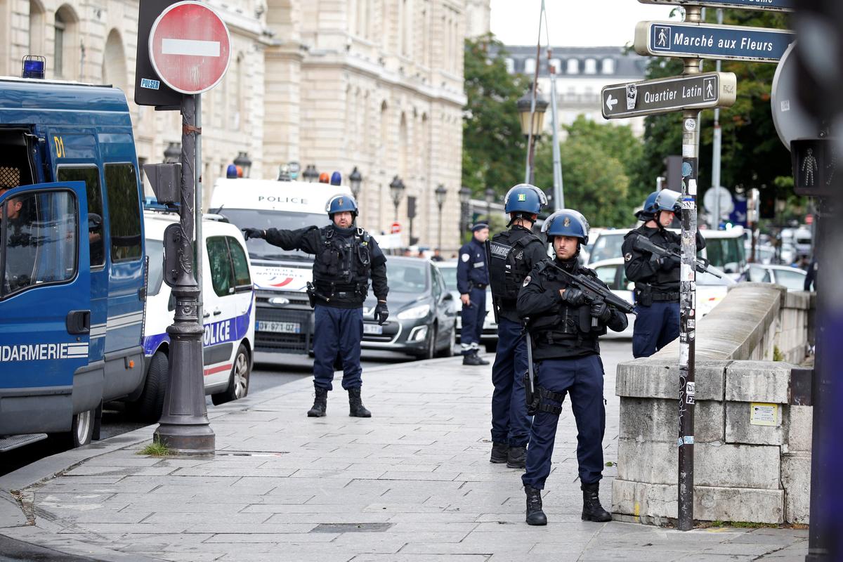 French gendarmes and police stand at the scene of a shooting incident near the Notre Dame Cathedral in Paris, France on June 6, 2017. (REUTERS/Charles Platiau)