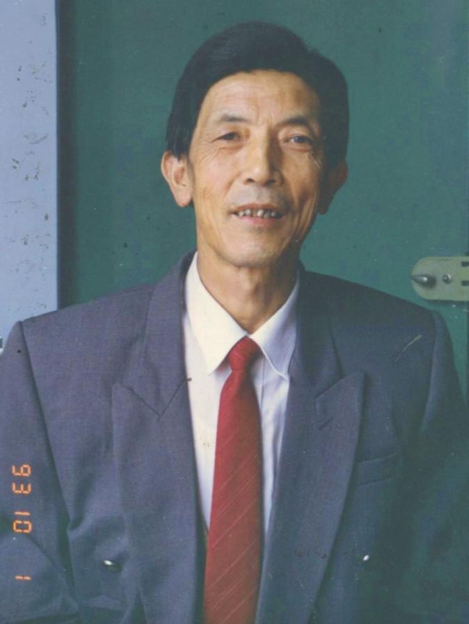 Jennifer's father at his 60th birthday in October, 1993. The wig he wears was a gift from Jennifer. (Provided by Jennifer Zeng)