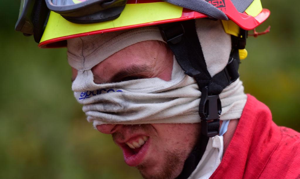 A firefighter gestures while combating a wildfire in Vale da Ponte, Pedrograo Grande, on June 20, 2017.<br/>(MIGUEL RIOPA/AFP/Getty Images)