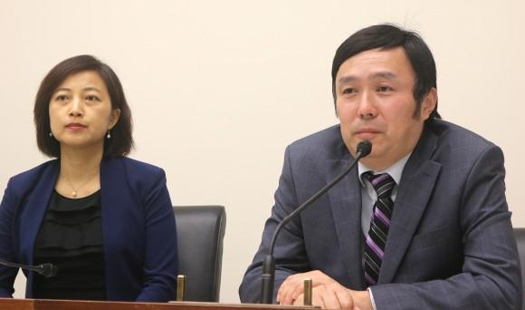Li Jun (R), director and producer of the awards-winning documentary "Harvested Alive, 10 Years of Investigation," answers questions after the English premiere of the documentary, on Capitol Hill on June 23. To his right is Dr. Peng Tao, who is the co-producer of the film. (Gary Feuerberg/ Epoch Times)