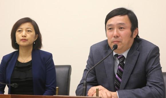 Li Jun (R), director and producer of the awards-winning documentary "Harvested Alive, 10 Years of Investigation," answers questions after the English premiere of the documentary, on Capitol Hill on June 23. To his right is Dr. Peng Tao, who is the co-producer of the film. (Gary Feuerberg/ Epoch Times)