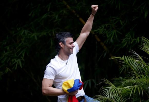 File photo: Venezuela's opposition leader Leopoldo Lopez, who has been granted house arrest after more than three years in jail, salutes supporters, in Caracas, Venezuela July 8, 2017. (Reuters/Andres Martinez Casares/File Photo)