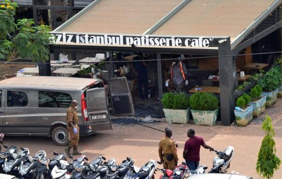 Security forces stand outside the Aziz Istanbul restaurant after an overnight raid in Ouagadougou, Burkina Faso August 14, 2017. (REUTERS/Bonaventure Pare)
