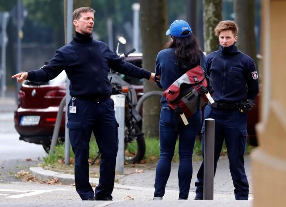 Police officers close a street as 60,000 people in Germany's financial capital are about to evacuate the city while experts defuse an unexploded British World War Two bomb found during renovations on the university's campus in Frankfurt, Germany, September 3, 2017. (Reuters/Kai Pfaffenbach)