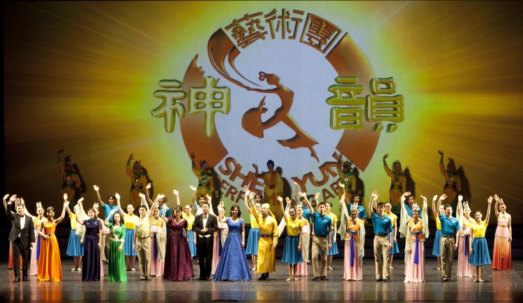 20130113 Hamilton Shen Yun curtain call