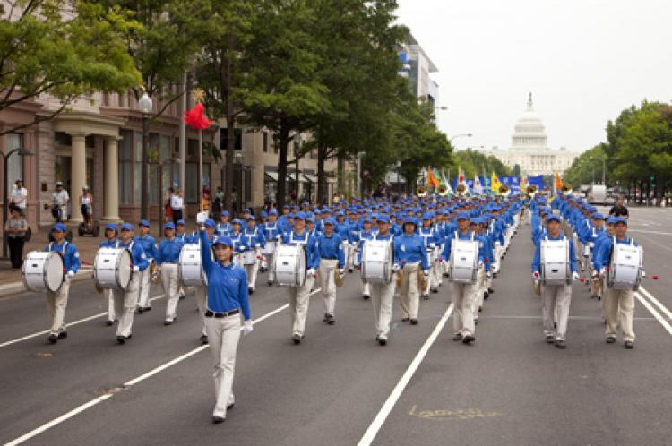 DIVINE LAND MARCHING BAND: Falun Dafa practitioners parade through Washington DC in July 2009.   (Edward Dai/The Epoch Times)