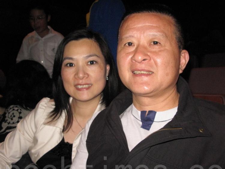 Toayuan County Councilor, Chang Huo-Lu, with his wife, at Shen Yun Performing Arts, on March 13. (Huang Tsai-Wen/The Epoch Times)