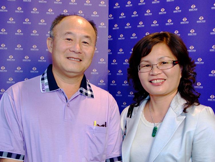 Lin Rongjin and Chen Meili, owners of Deguang Construction Company, attend Shen Yun Performing Arts International Company's second show in Changhua on the afternoon of April 17, 2011. (Li Yuan/The Epoch Times)