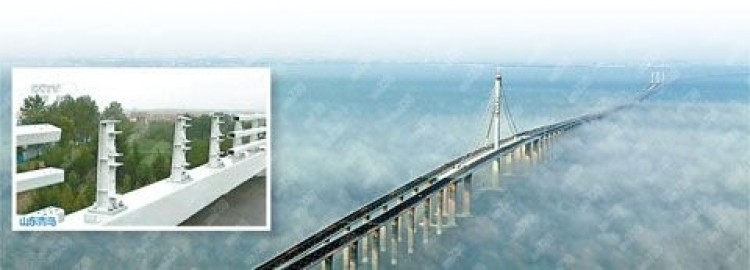 The world's longest sea bridge opened recently in China, missing some railings and suffering a number of loose bolts. (From a Chinese website)