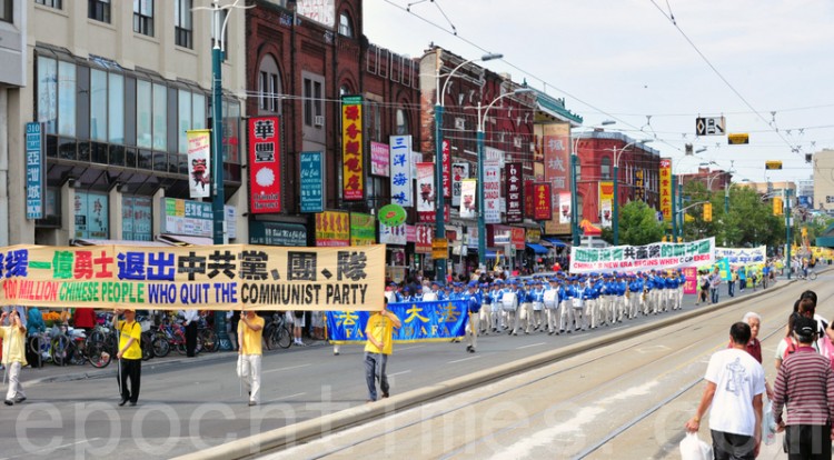 The occasion was to celebrate 100 million people having renounced the Chinese Communist Party and its affiliated organizations. (Yu Tianyou/Epoch Times )