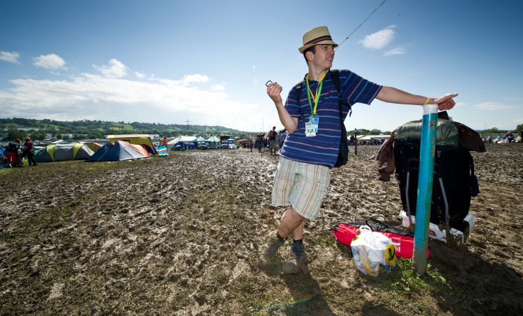 People arrive in the sunshine at the Glastonbury Festival site. (Ian Gavan/Getty Images)