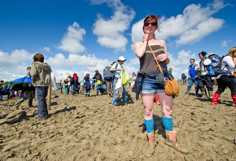 People arrive in the sunshine at the Glastonbury Festival site at Worthy Farm, Pilton on June 23, 2011 in Glastonbury, England. (Ian Gavan/Getty Images)