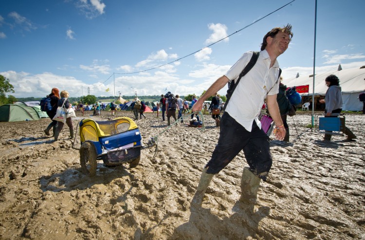 People arrive in the sunshine at the Glastonbury Festival site at Worthy Farm, Pilton on June 23, 2011 in Glastonbury, England. (Ian Gavan/Getty Images)