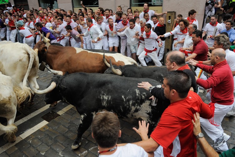 Runners and fighting bulls take a corner. (Dennis Doyle/Getty Images)