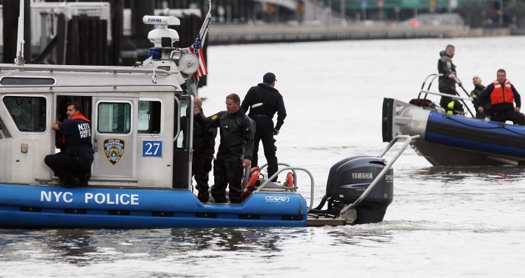 New York Police Department searches the water at the site of a helicopter crash in the East River on Oct. 4. (Mario Tama/Getty Images)