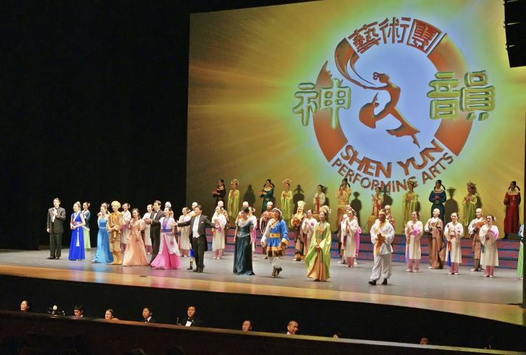 Curtain call at the Gyeonggi Arts Center Grand theater.  (The Epoch Times)