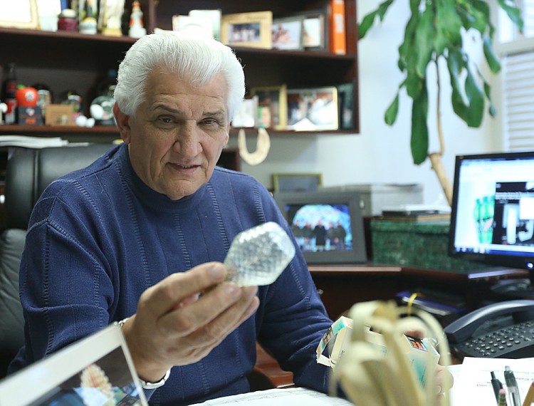  Anthony Calvano, the master sign hanger who oversees the drop of the Times Square ball, discusses his work on Dec. 27. (Gary Du/Epoch Times Staff) 