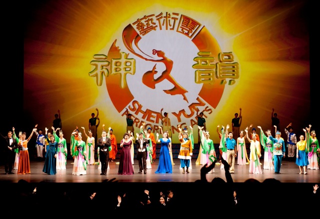  Curtain call at Shen Yun Performing Arts' final performance