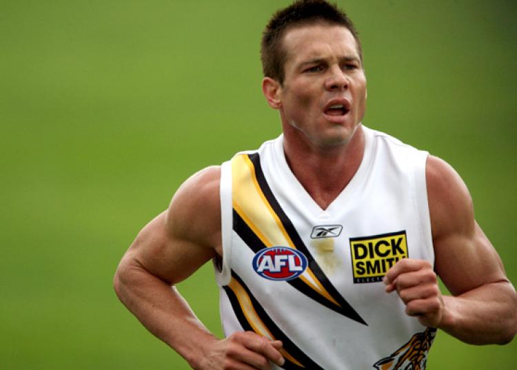 CHEERS FOR EVERY TOUCH: Kicking the run…an enthusiastic crowd gathered to watch Ben Cousins at his first training session with the Richmond Tigers on December 17, 2008. (Robert Prezioso/Getty Images)