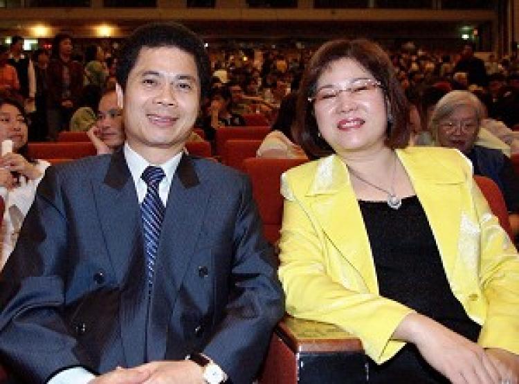 Legislator Jiang Lianfu watches the DPA show in Taichung on March 5, 2009, with his wife. (Li Yuan/The Epoch Times)