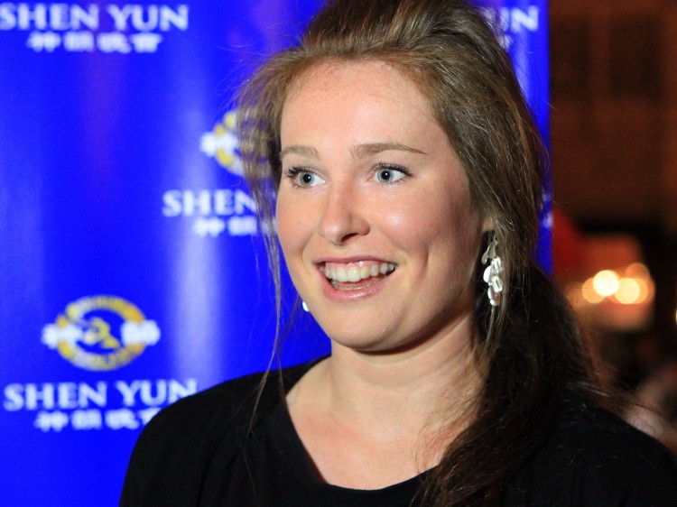 Emily Falconer sharing her Shen Yun Performing Arts experience