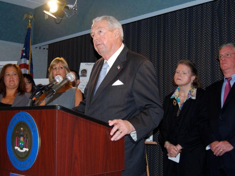 WELFARE FRAUD: Kings Country District Attorney Charles Hynes announces the indictment of 35 people charged with Medicaid fraud on Thursday in Brooklyn.  (Catherine Yang/The Epoch Times)