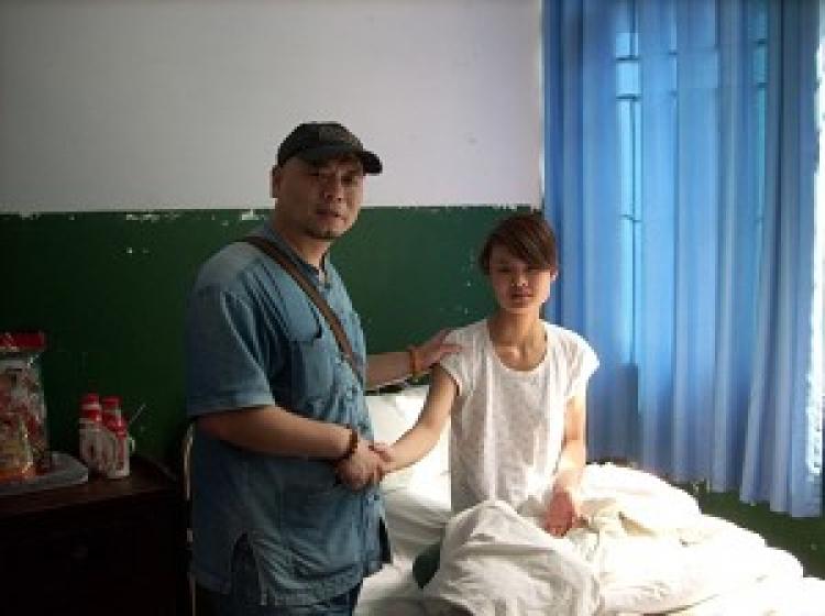 In the afternoon of May 17, Tufu accompanied Deng Yujiao's parents and visited Deng in a hospital. (Epoch Times Photo Archive)