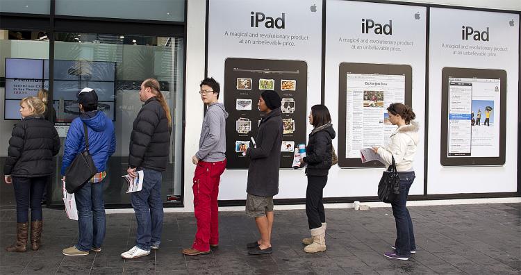 SUCCESS: Customers line up to buy the new iPad at an Apple store in Auckland, New Zealand on July 23. Apple's success in selling its iPad computer is prompting rivals to develop their own mobile tablet computers. (Brendon O'Hagan/AFP/Getty Images)