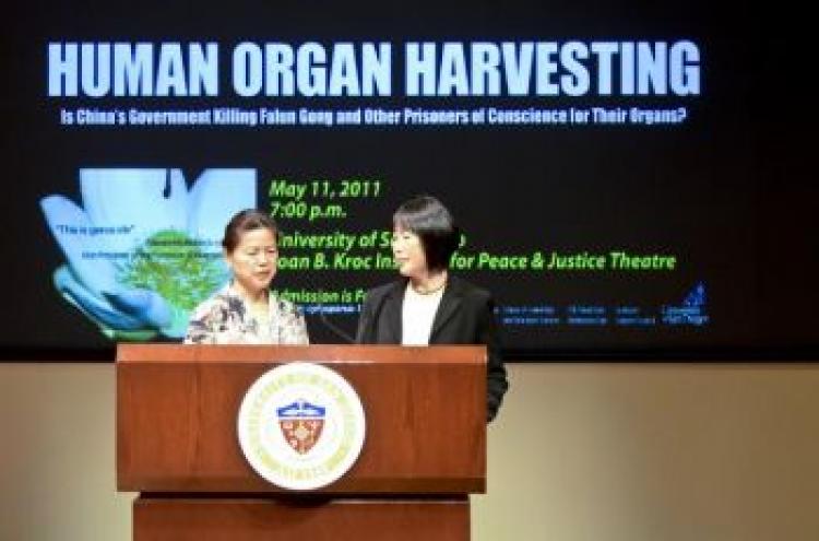 Li Huiying (L), a former judge from Dalian, told her story of persecution by the Chinese regime at a May 11 forum on organ harvesting in China held at the University of San Diego, Joan B. Kroc Institute for Peace & Justice. Shawn Young (R), a spokesperson for the San Diego Falun Dafa Association, served as translator. (Alex Li/The Epoch Times)