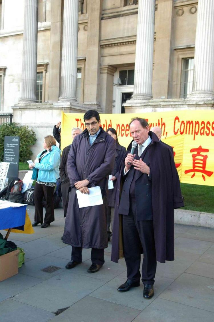 Vice-President of the European Parliament Edward McMillan-Scott gives a speech at a rally calling for the end to the persecution of Falun Gong on International Human Rights Day. (Max Lin/The Epoch Times)