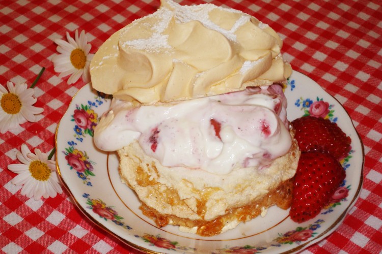 BERRY PAVLOVA: Fresh berries with creamy whipped cream and crisp, sweet meringue make an irresistible dessert. (Sandra Shields/The Epoch Times)