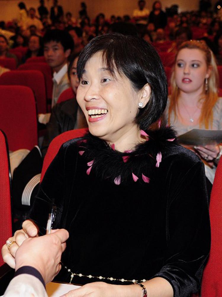 Piano teacher Wang Yali appreciates the DPA show in Tainan (Li Yuan/ The Epoch Times)