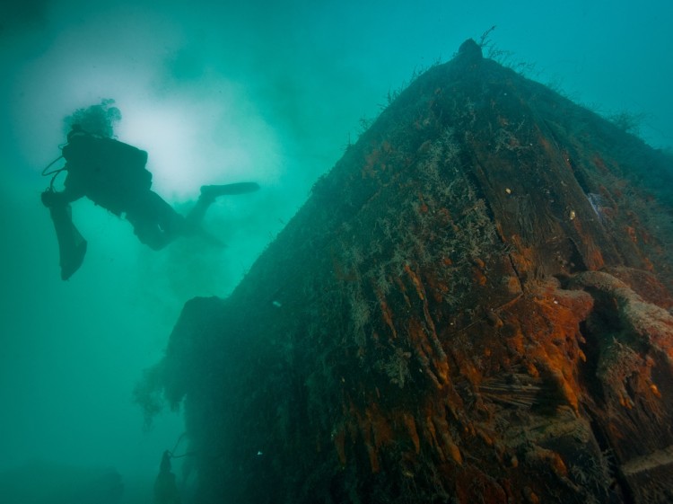 An archaeologist swims over the bow of HMS Investigator. (Brett Seymour/NPS/Parks Canada )