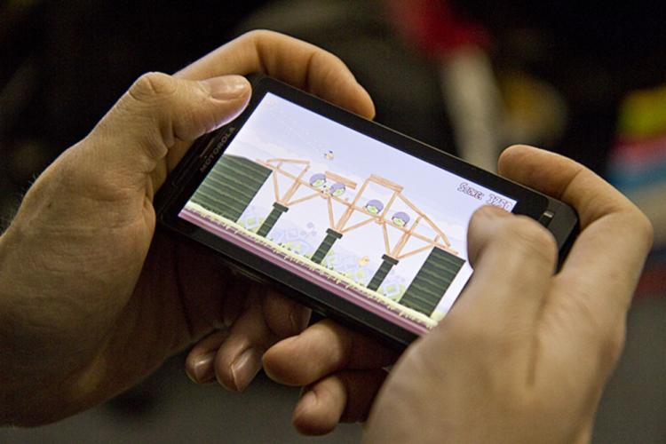 Angry Birds on an Android phone (Jan Jekielek/The Epoch Times)