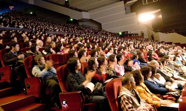 The audience at the Divine Performing Arts performance in Taipei. (The Epoch Times)