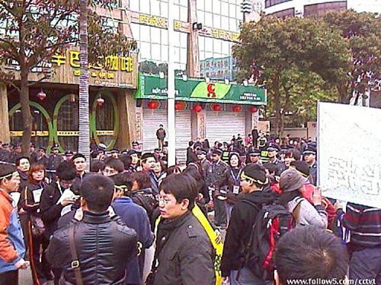 Over 1,000 bloggers from all over China gather outside the court to support the three defendants. (Internet photo)