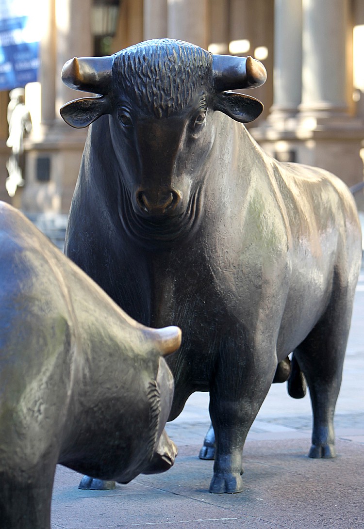 A sculpture of a bull (R) symbolizing rising markets and a bear (L) symbolizing falling markets stand in front of the stock exchange in Frankfurt, western Germany, on Sept. 12. Tuesday's market gains were mainly driven by growing optimism in Europe on ways to contain an escalating sovereign debt crisis, originally arising from Greece but having affected much larger economies in the eurozone.(DANIEL ROLAND/AFP/Getty Images)