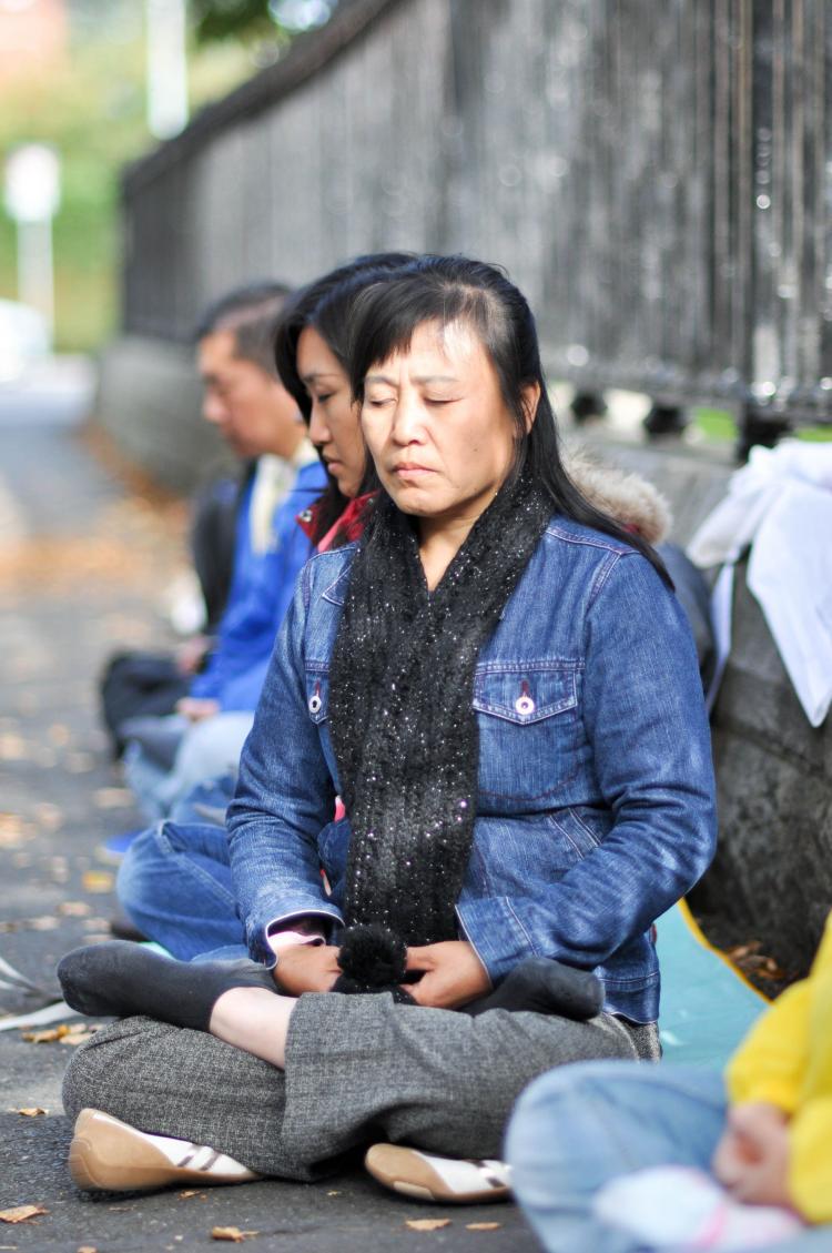 Falun Dafa practitioners silently demonstrating outside Li Changchun's Hotel in Dublin during his visit to the Irish capital, September 2010 (Martin Murphy/The Epoch Times)