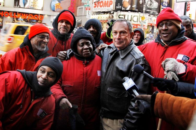 Mayor Bloomberg thanks the Time Square clean up crew Thursday morning after the big New Years Eve party.  (Dai Bing/The Epoch Times)