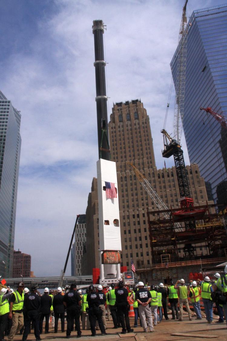 Reporters and Port Authority staff look on as the 'Last column' is lifted into the air. It will be installed on the site of the pending 9/11 memorial museum. (Edmord Erh/The Epoch Times)