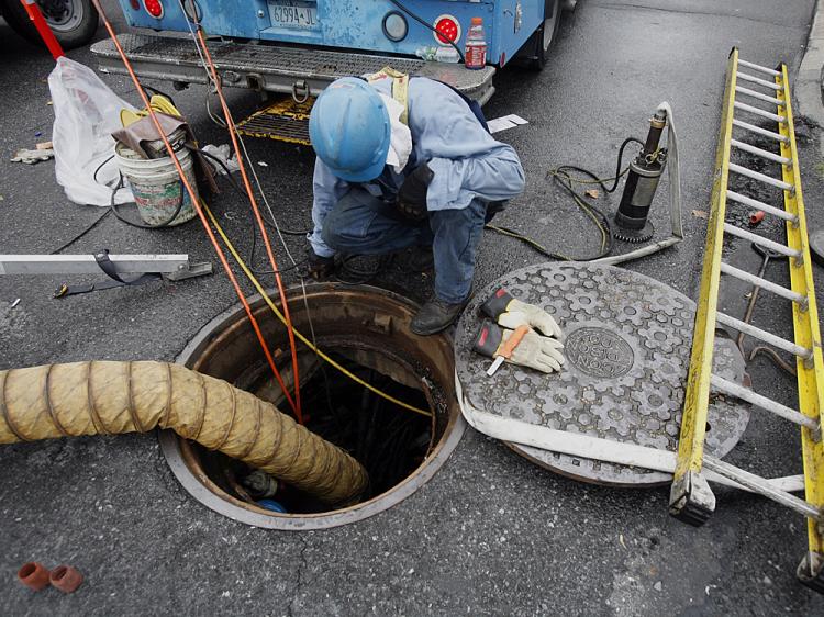 A ConEdison employee, like this one photographed at work in Queens, NY, was killed in an underground explosion. (Michael Nagle/Getty Images)