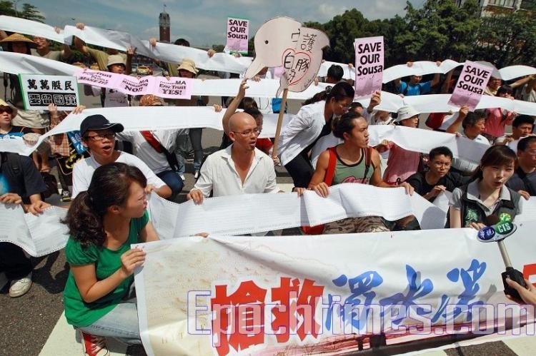 Taiwanese environmental groups display list of over 26,000 participants of collective land purchase to protect white dolphins on July 6, in front of Taiwan's Presidential office.  (Song Bilong/The Epoch Times)