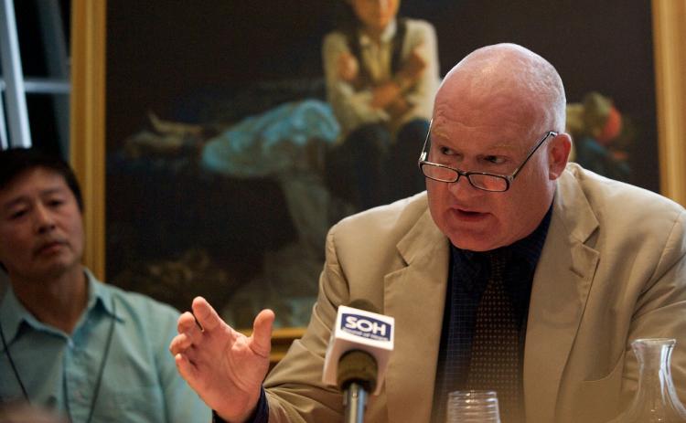 Award-winning investigative journalist Ethan Gutmann outlines his research on organ harvesting to MPs in parliament (Edward Stephen/The Epoch Times)