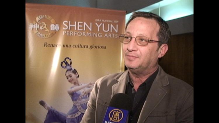 Mr. Borger talks about the Shen Yun performance. (The Epoch Times)