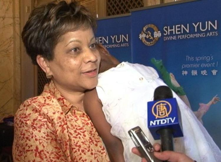 Seattle school superintendent Dr. Goodloe-Johnson and her daughter at the Seattle production of Shen Yun Performing Arts  (NTDTV)