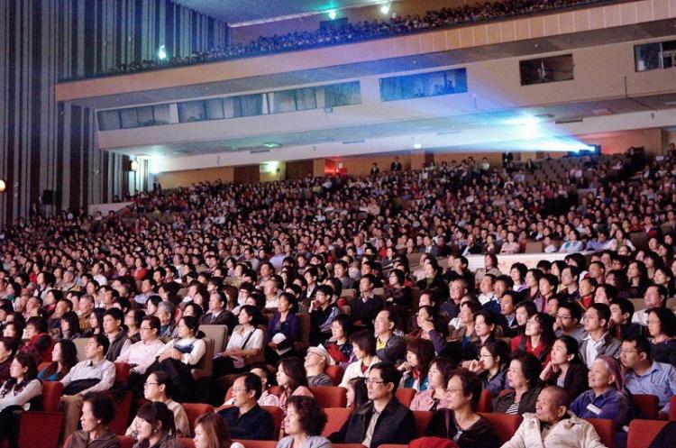 Audience members of Divine Performing Arts at Hui-Sun Auditorium. (Li Yuan/The Epoch Times)